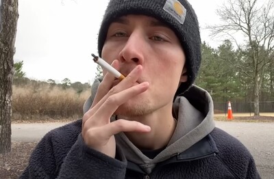 Лечение зависимости от табакокурения в Каслях Мужчина с сигаретой делает затяжку